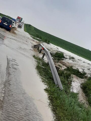 Apele adunate au inundate E 85, duminică după-amiază