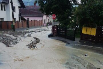 Apele au inundat drumuri si curti la Gura Humorului Apele au inundat drumuri si curti la Gura Humorului