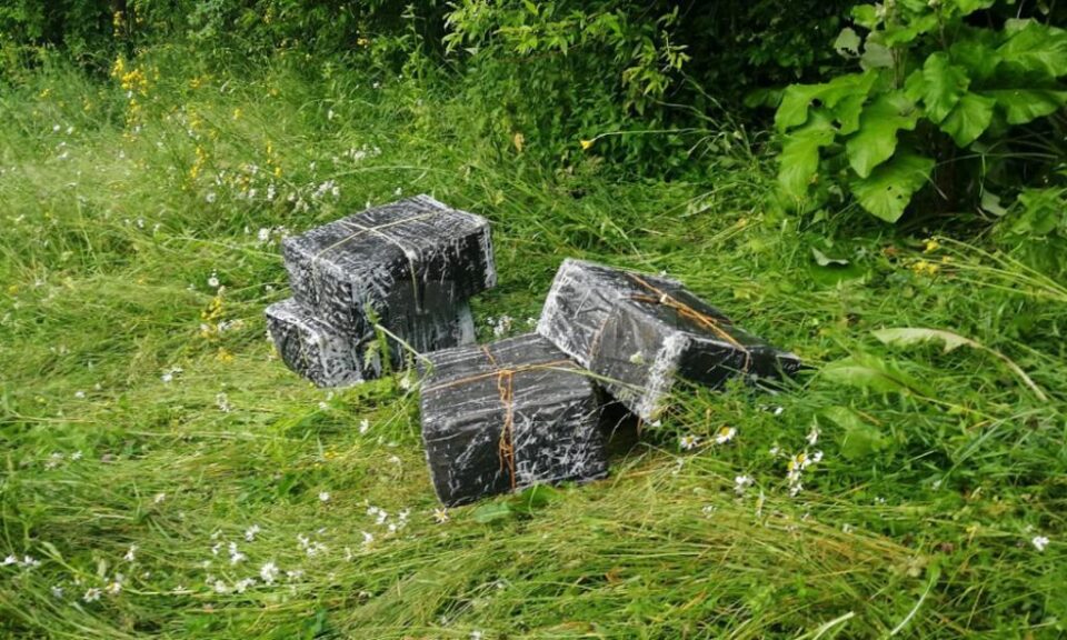 Țigări de contrabandă capturate în pădurile de lângă granița româno-ucraineană
