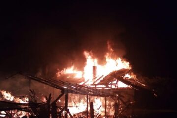 Gospodaria cuprinsa de flacari in toiul notii, la Sadova