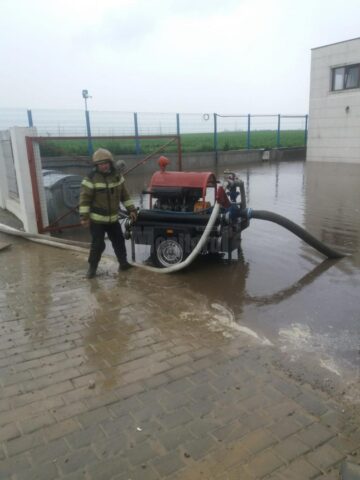Pompierii au intervenit cu motopompe pentru evacuarea apei din curți și anexe