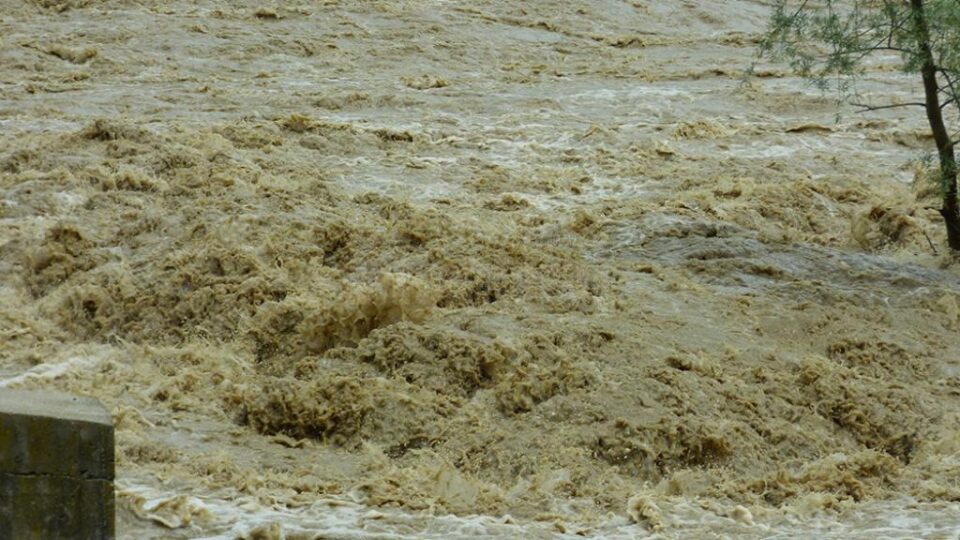 Cod roșu de inundații în bazinele hidrografice Suceava, Moldova și Bistrița