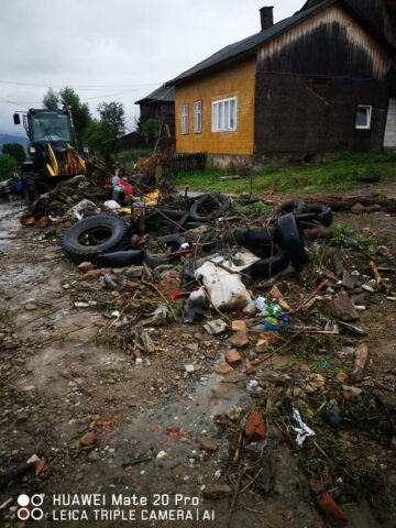 Apa a cărat aluviuni si gunoaie, care au blocat unele drumuri