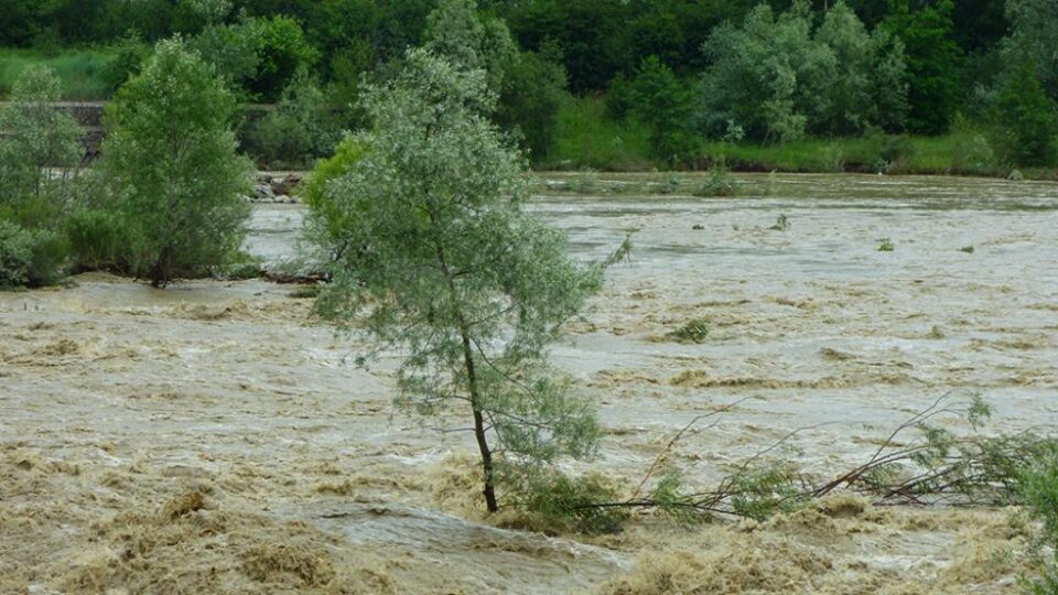 Cod roșu de inundații în bazinele hidrografice Suceava, Moldova și Bistrița