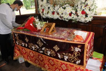 Racla cu Sfintele Moaște ale Sf. Mare Mucenic Ioan cel Nou de la Suceava, depusă în baldachinul din curtea mănăstirii