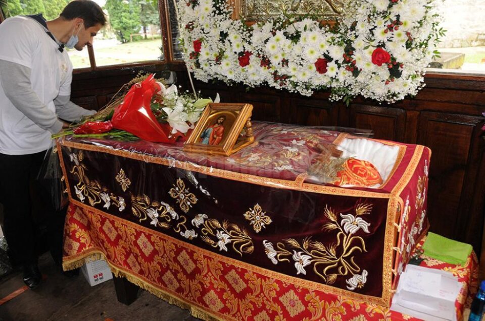 Pelerinaj la Moaștele Sf. Ioan cel Nou de la Suceava, depuse ieri dimineață în baldachinul din curtea mănăstirii