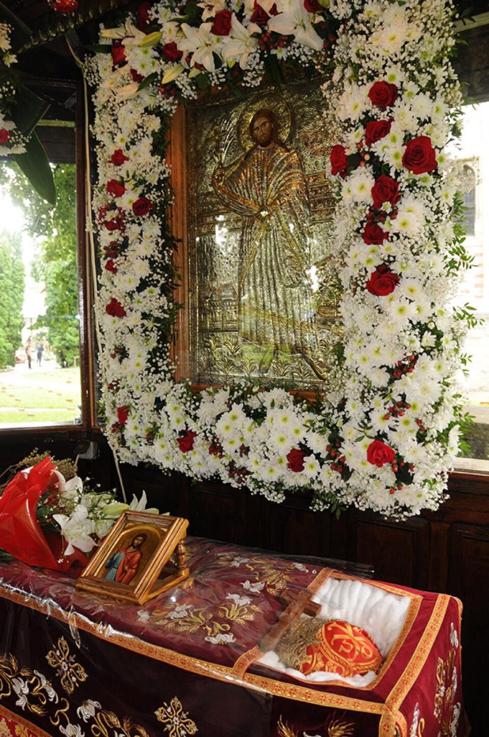 Pelerinaj la Moaștele Sf. Ioan cel Nou de la Suceava, depuse ieri dimineață în baldachinul din curtea mănăstirii