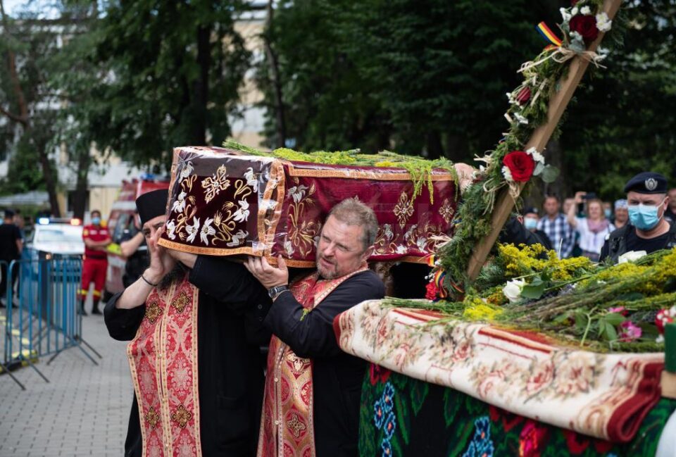 La finalul procesiunii racla purtata de preoti s-a reintors in Manastirea Sf. Ioan cel Nou