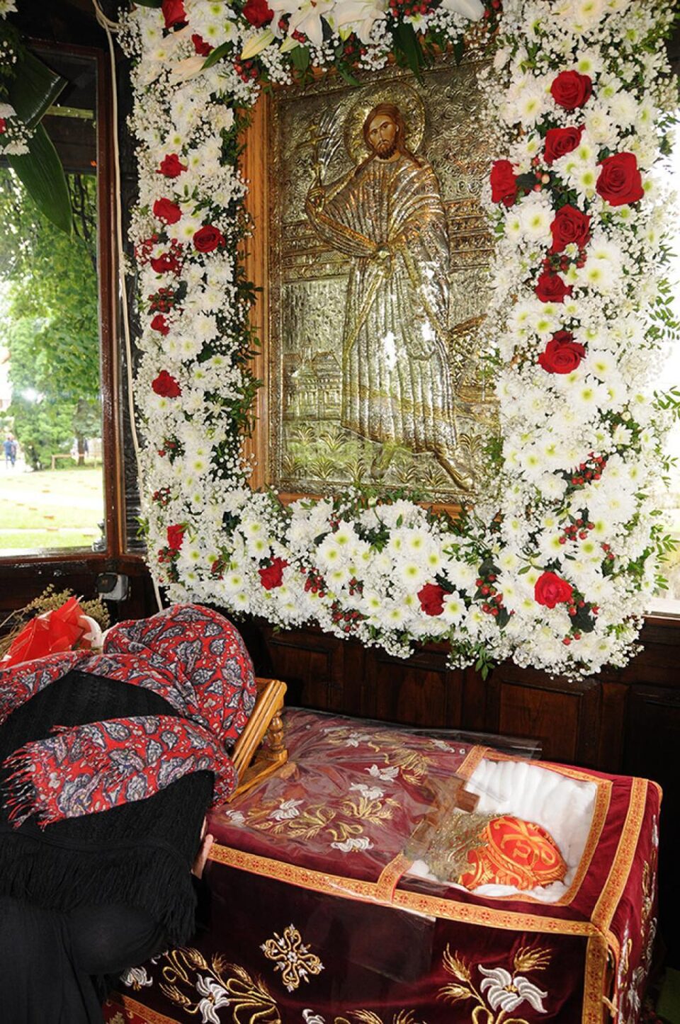 Pelerinaj la Moaștele Sf. Ioan cel Nou de la Suceava, depuse ieri dimineață în baldachinul din curtea mănăstirii