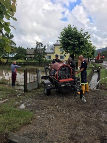 Pompierii suceveni, asaltați de apelurile pentru intervenții de evacuare a apei