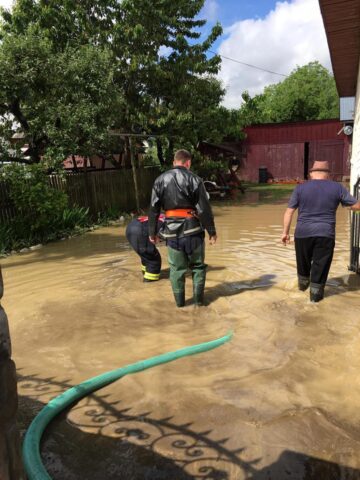 Pompierii suceveni, asaltați de apelurile pentru intervenții de evacuare a apei