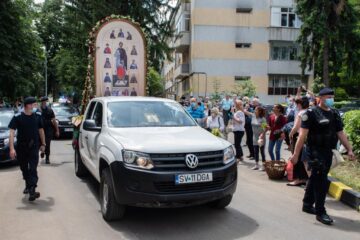 Autovehicului cu moastele Sf, Ioan cel Nou, asteptat de credinciosi pe strazile orasului