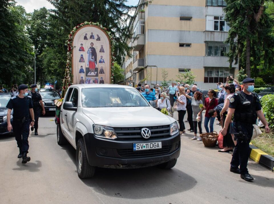 Autovehicului cu moastele Sf, Ioan cel Nou, asteptat de credinciosi pe strazile orasului