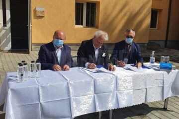 Omul de afaceri Jean Valvis și managerul spitalului, Valentin Stan, au semnat actul de donație