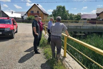 Autoritățile județene au discutat la Dornești despre urgentarea îndiguirii pârâului Ruda