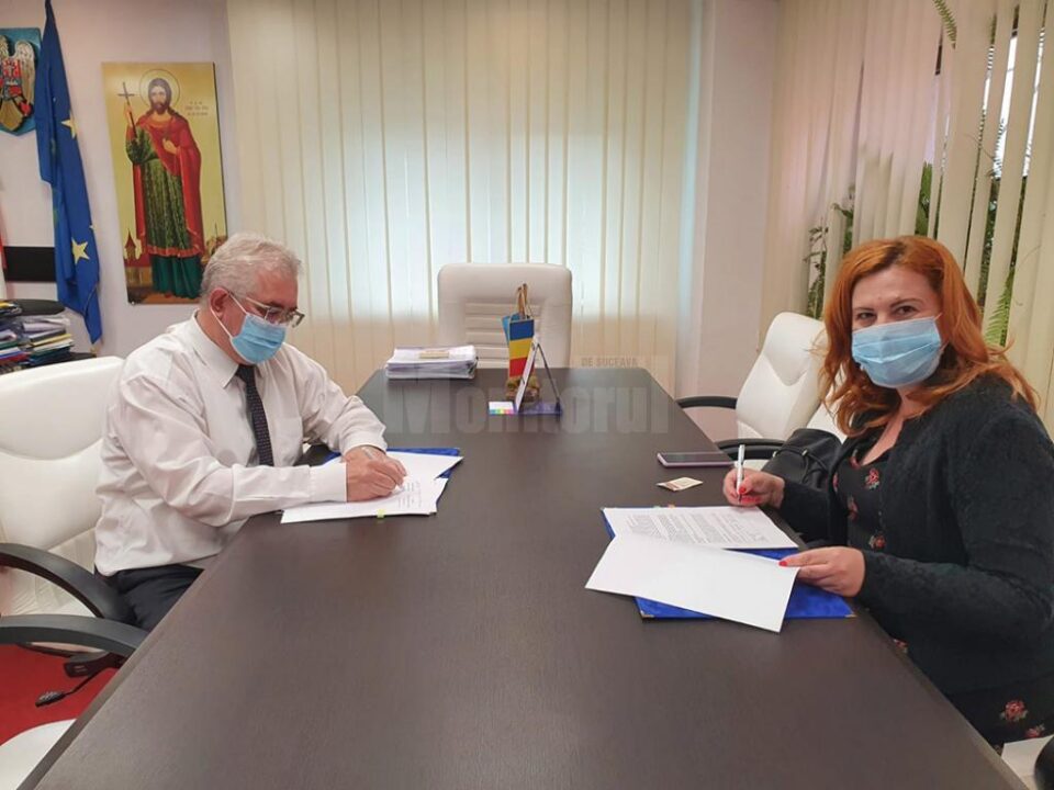 Acordul-cadru de furnizare a 17 autobuze electrice cu lungimea de 6 m a fost semnat, miercuri dimineață, la sediul Primăriei Suceava