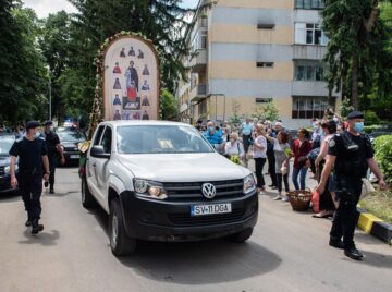 Credincioșii au aruncat flori de sânziene asupra raclei în care se aflau Sfintele Moaște