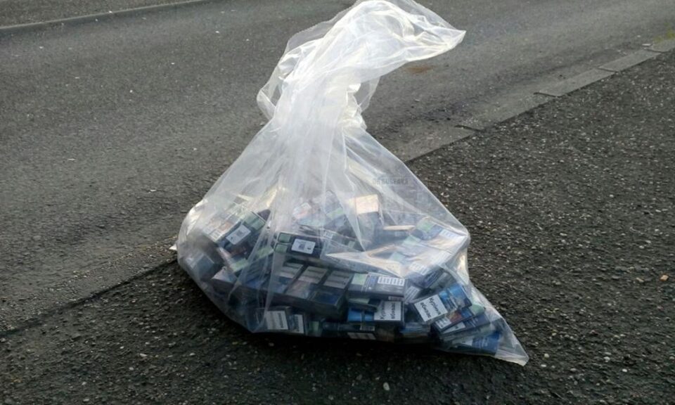 Peste 6oo de pachete de țigări de contrabandă, confiscate la o razie în piață