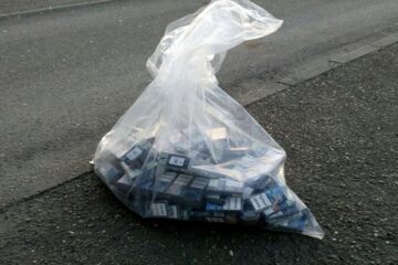 Peste 6oo de pachete de țigări de contrabandă, confiscate la o razie în piață