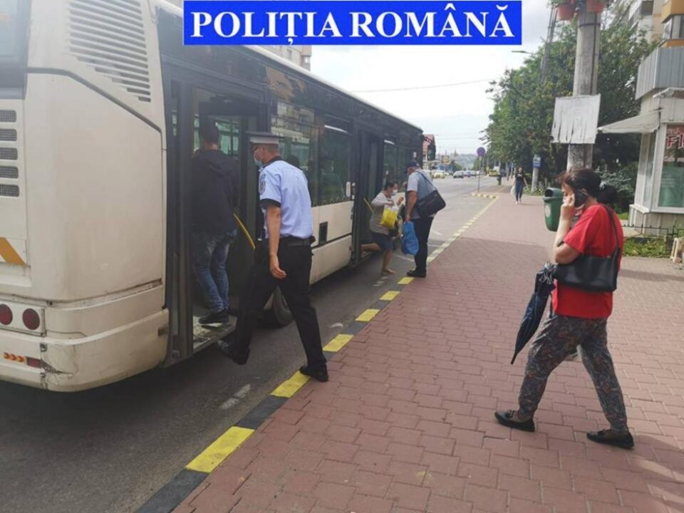 Amenzi pentru lipsa măștii de protecție după controale la terase și în autobuze