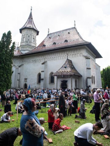 Pelerini la slujba religioasă din curtea mănăstirii
