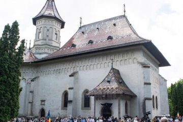 Pelerini la slujba religioasă din curtea mănăstirii