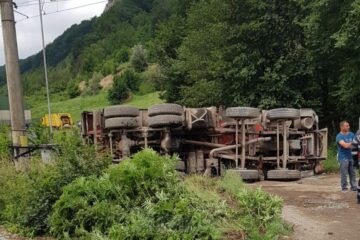 Camion lovit violent de tren, la Păltinoasa
