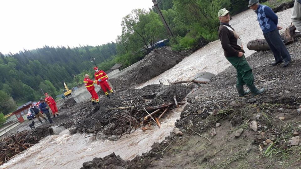 Adolescentă trecută în cupa excavatorului peste râul Brodina pentru a putea fi preluată de ambulanță