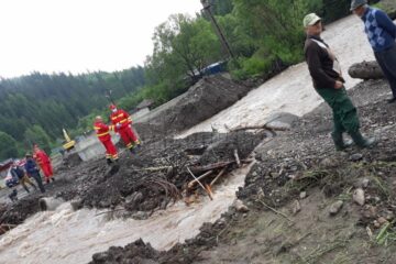 Adolescentă trecută în cupa excavatorului peste râul Brodina pentru a putea fi preluată de ambulanță