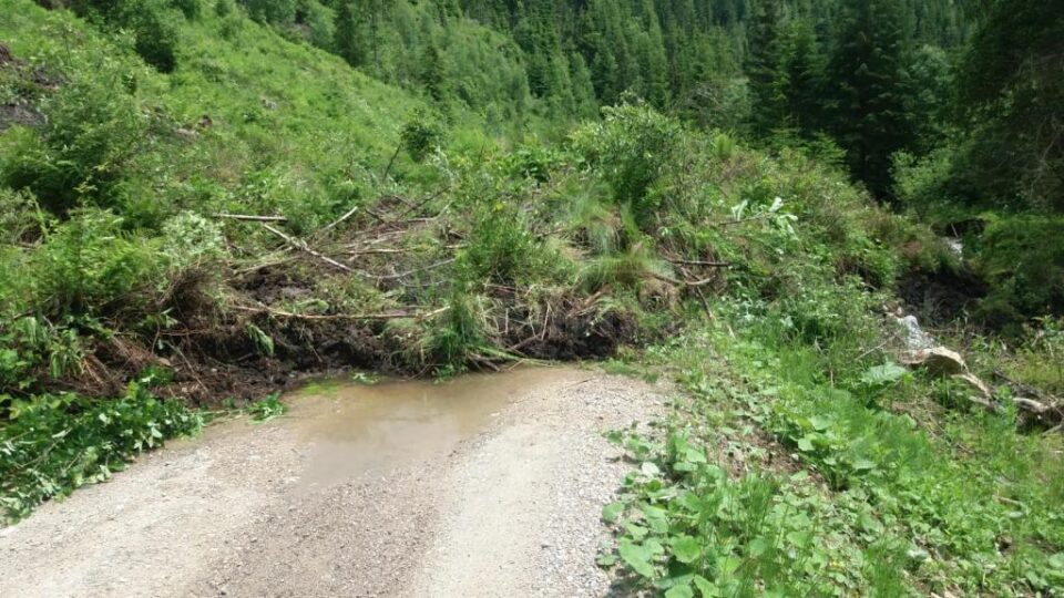 Surparea unui mal a dus la blocarea DJ 174A, între Dârmoxa și Panaci