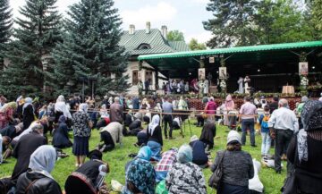 Credincioși în fața scenei unde a avut loc Sfânta Liturghie