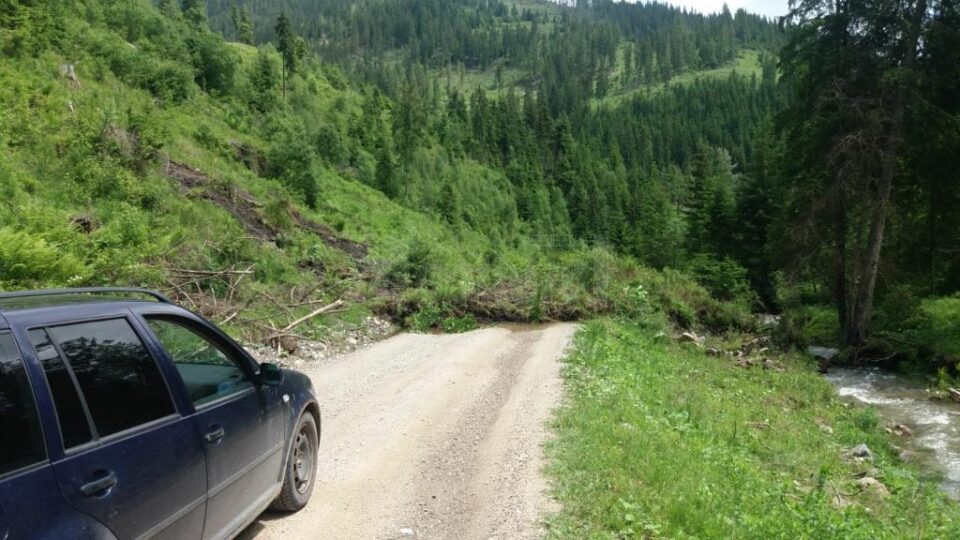 Surparea unui mal a dus la blocarea DJ 174A, între Dârmoxa și Panaci