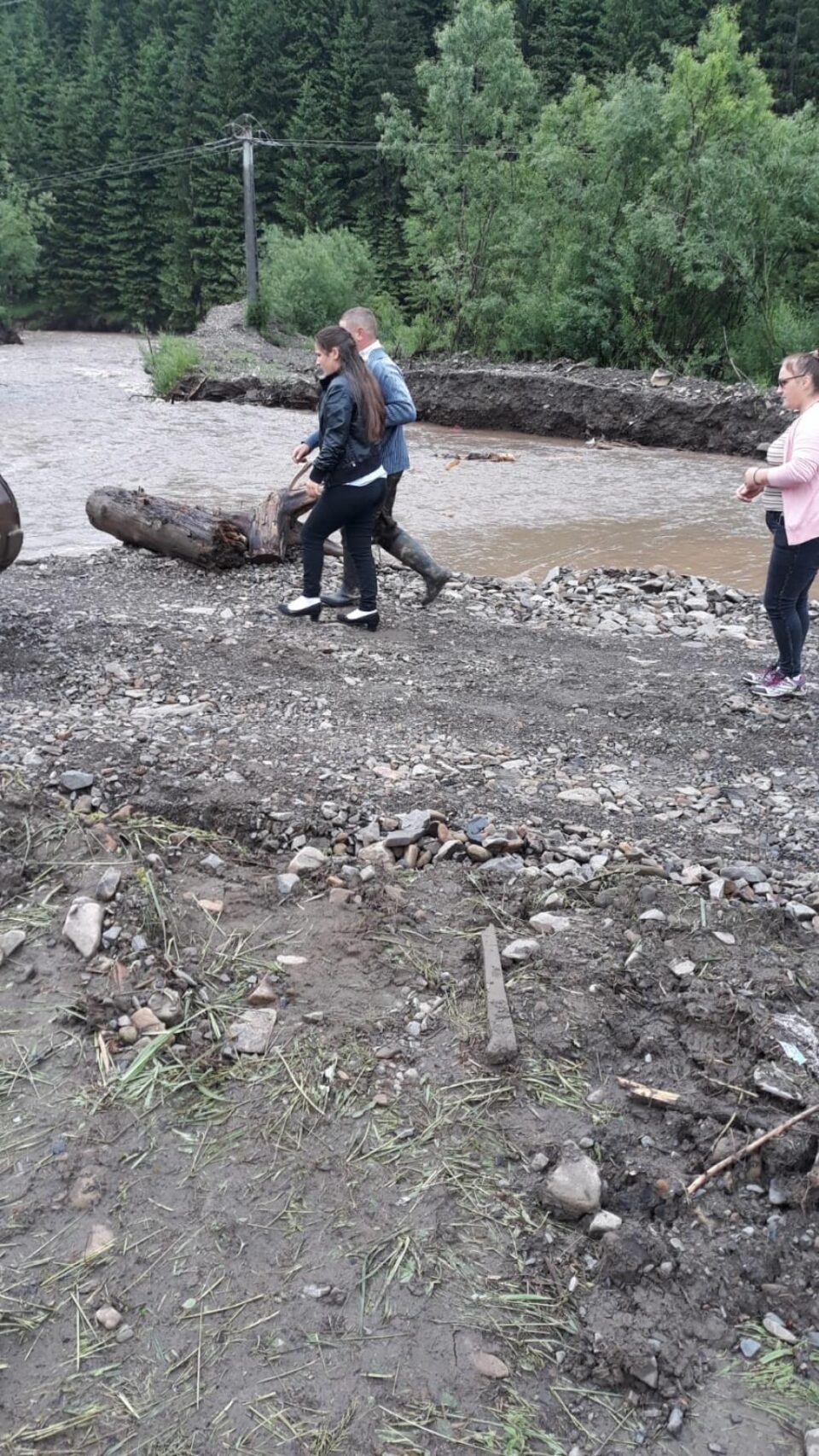 Adolescentă trecută în cupa excavatorului peste râul Brodina pentru a putea fi preluată de ambulanță