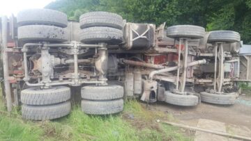 Basculantă lovită violent de tren, la Păltinoasa
