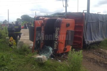 În urma impactului, autobasculanta a fost aruncată în afara liniei și a fost răsturnată pe o parte