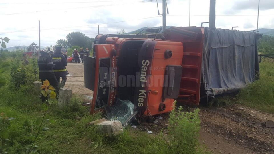 În urma impactului, autobasculanta a fost aruncată în afara liniei și a fost răsturnată pe o parte În urma impactului, autobasculanta a fost aruncată în afara liniei și a fost răsturnată pe o parte