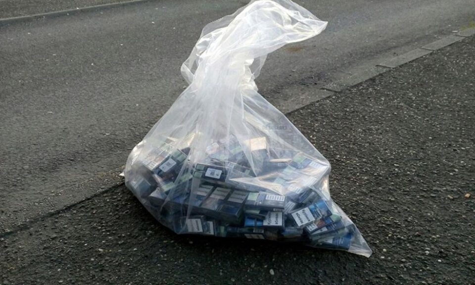 Peste 6oo de pachete de țigări de contrabandă, confiscate la o razie în piață Peste 6oo de pachete de țigări de contrabandă, confiscate la o razie în piață