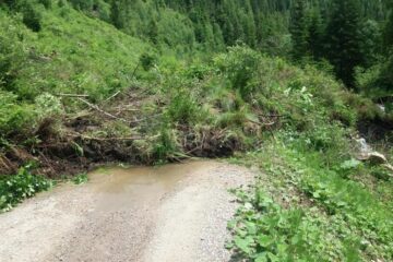 Drum județean blocat la ieșirea din Dârmoxa spre comuna Panaci