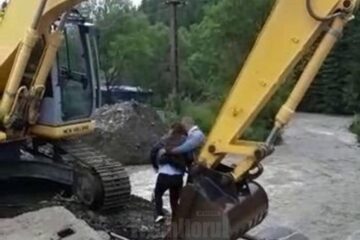 Adolescentă trecută în cupa excavatorului peste râul Brodina pentru a putea fi preluată de ambulanță