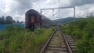 Basculantă lovită violent de tren, la Păltinoasa