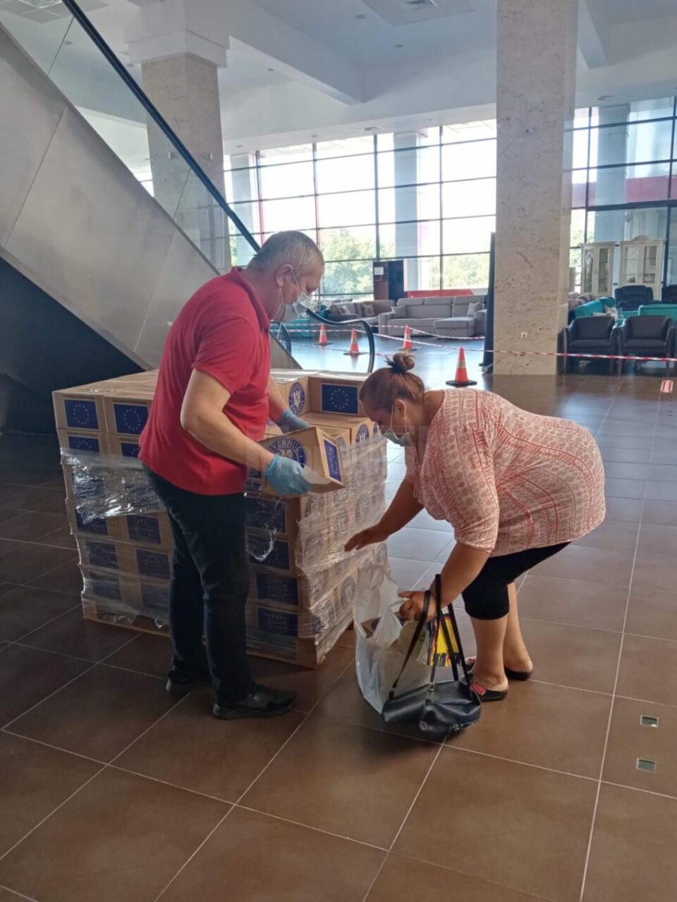 Distribuirea pachetelor se face în Burdujeni, în incinta clădirii Orizont Plaza Distribuirea pachetelor se face în Burdujeni, în incinta clădirii Orizont Plaza