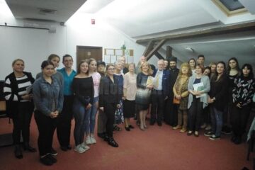 O întâlnire emoționantă cu scriitorul și jurnalistul francez Jean-Yves Conrad a reunit elevi, studenți, cadre didactice și suceveni