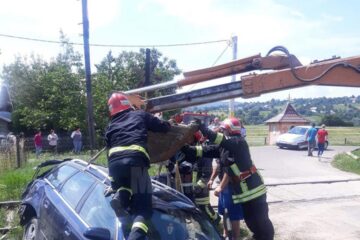 Un autoturism cu cinci persoane, lovit de trenul Cacica - Suceava