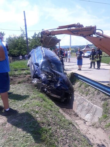 Un autoturism cu cinci persoane, lovit de trenul Cacica - Suceava