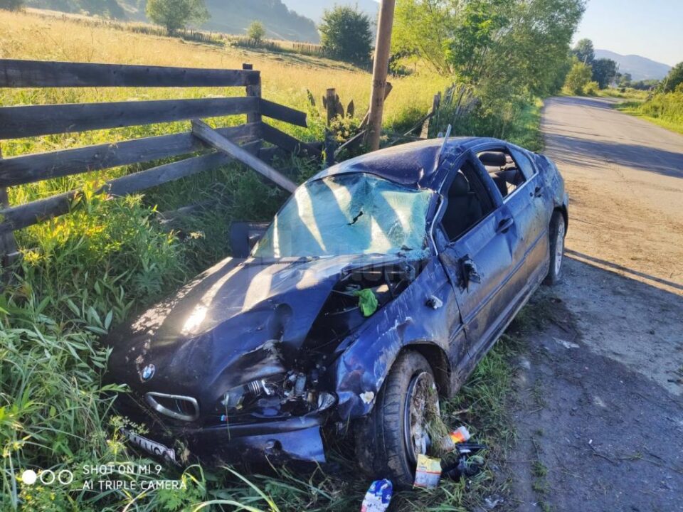 Șoferul și pasagera au ajuns la spital în urma accidentului