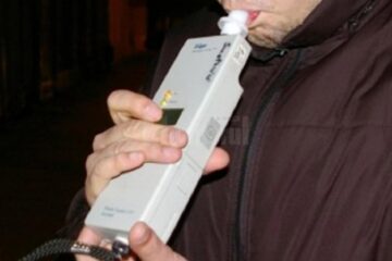 A refuzat să fie testat alcoolscopic, după ce a fost prins în trafic cu permisul anulat