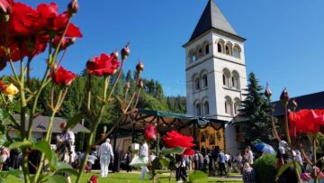 Scena desfasurarii slujbei de langa Turnul Stefan al Manastirii Putna