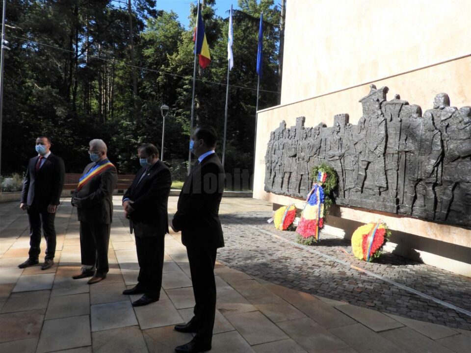 Depunerea de coroane de flori la statuia ecvestra a Lui Stefan cel Mare