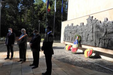 Depunerea de coroane de flori la statuia ecvestra a Lui Stefan cel Mare