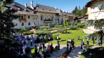 La slujba de hramul Sfantului Stefan cel Mare la Manastirea Putna
